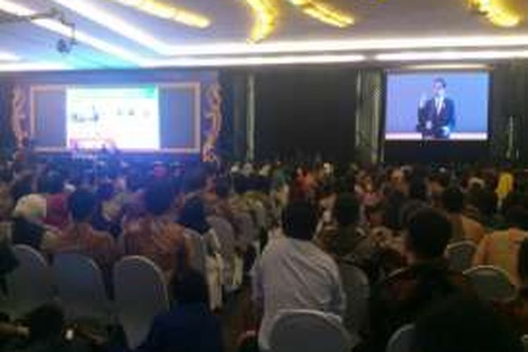 Presiden RI, Joko Widodo berpidato di depan ribuan wajib pajak Sulsel dalam acara sosialisasi amnesti pajak yang digelar di Hotel Grand Clarion, Makassar, Jumat (25/11/2016) malam.