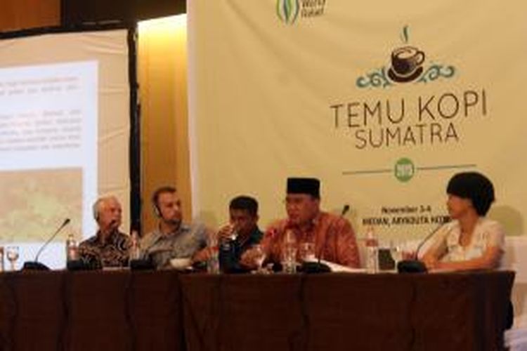 Bupati Aceh Tengah, Ir H Nasaruddin MM (nomor 2 dari kanan), saat berbicara di depan peserta forum Temu Kopi Sumatera 2015 yang digelar oleh Lutheran World Relief (LWR) di Hotel Aryaduta, Medan, Selasa (3/11/2015), 