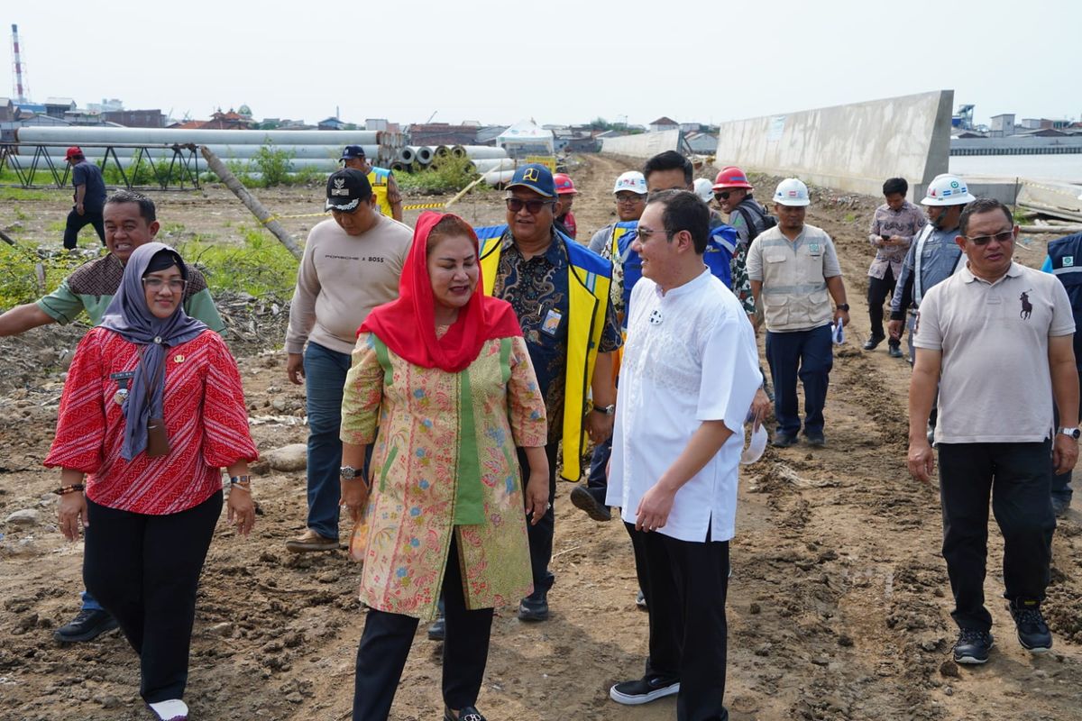 Wali Kota Semarang Hevearita Gunaryanti Rahayu bersama anggota DPR RI, Mochamad Herviano Widyatama meninjau proses pembangunan tanggul laut di wilayah Kelurahan Tambakrejo, Kecamatan Semarang Utara, Jumat (12/1/2024).