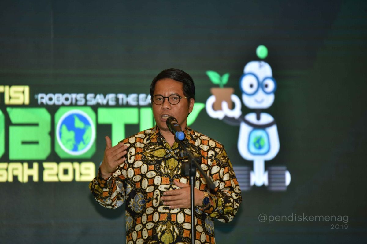 Dirjen Pendidikan Islam Kemenag Kamaruddin Amin saat menutup Kompetisi Robotik Madrasah di Surabaya (16-17/11/2019). Kompetisi Robotik Madrasah 2019 mengangkat tema Robots Save the Earth: Green Energy and Environmental Issues dan diikuti madrasah dari jenjang mulai dari MI, MTs, hingga MA baik swasta dan negeri dari seluruh Indonesia.