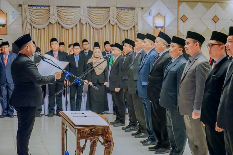 Bupati Gresik Fandi Akhmad Yani, membacakan sumpah janji diikuti pejabat baru yang dilantik dalam mutasi di ruang Mandala Bhakti Praja Kantor Bupati Gresik, Jawa Timur, Selasa (2/1/2024)