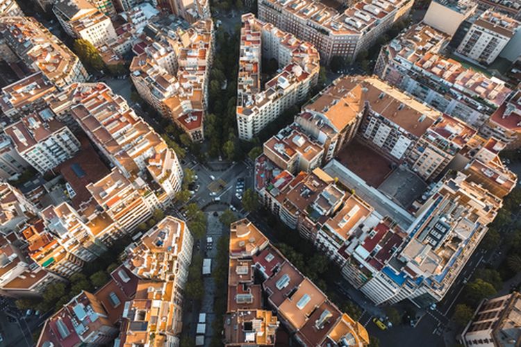 Tampilan udara kota Barcelona, Spanyol. Kota ini sukses menerapkan konsep compact city, di mana setiap blok memiliki fasilitas publik dan area hijaunya masing-masing