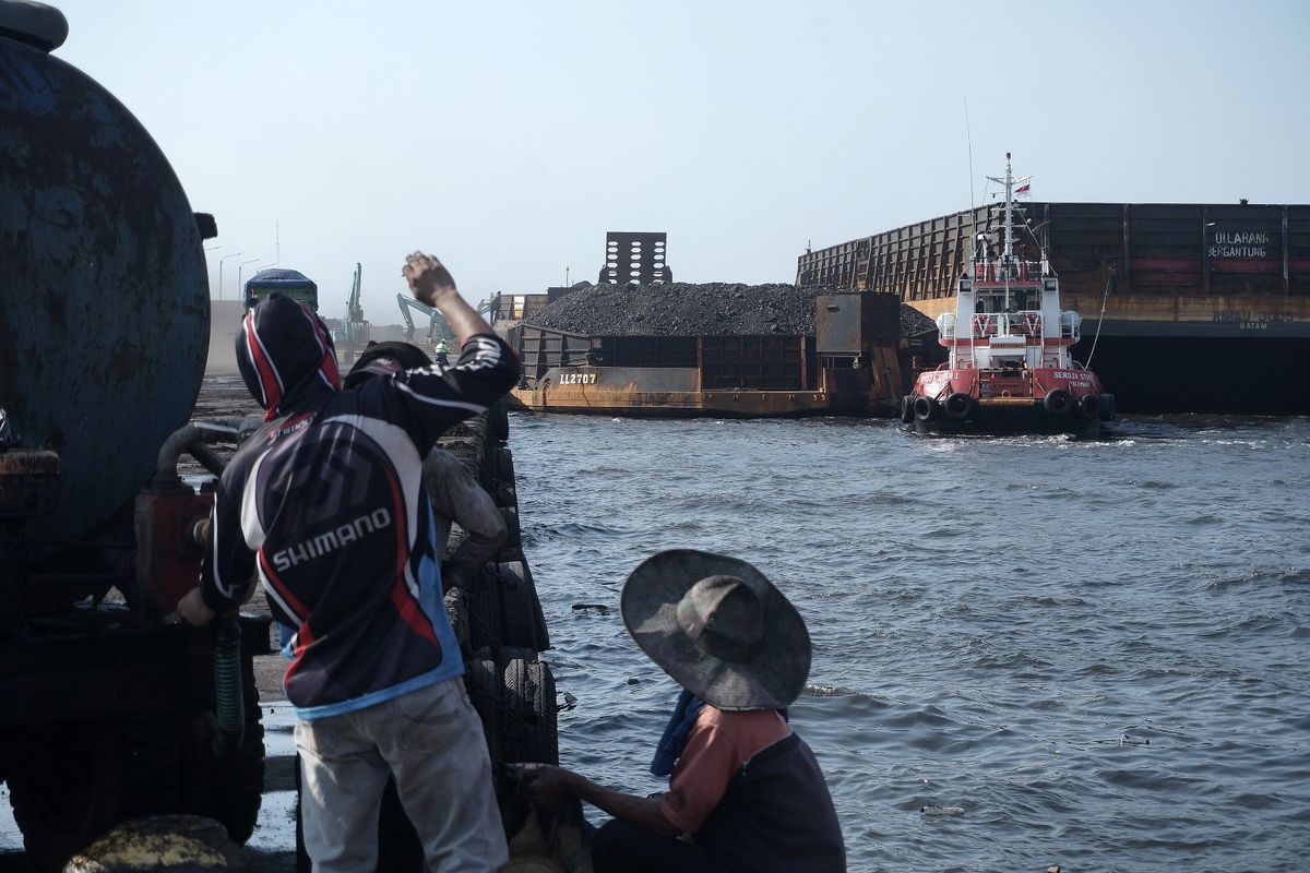 Aktivitas bongkar muat barang curah di Pelabuhan Marunda, Jakarta Utara, Sabtu (31/8/2019).