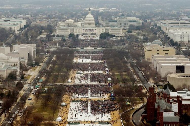 Kerumunan orang pada upacara pelantikan Trump sebagai Presiden AS pada 20 Januari 2017.
