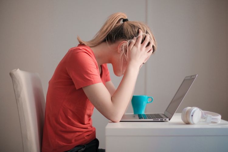 Tidak memisahkan waktu kerja dan pribadi ketika work from home (WFH) membuat seseorang rentan mengalami stres.