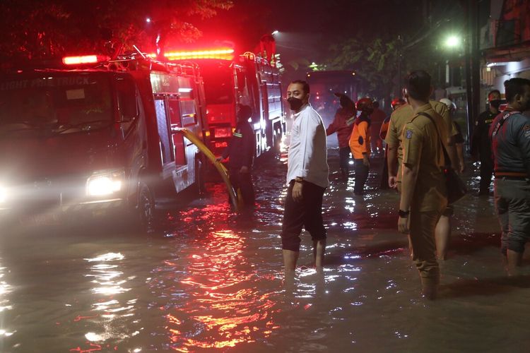 Wali Kota Surabaya Eri Cahyadi turun langsung berkeliling ke sejumlah kawasan di Surabaya untuk mengecek genangan akibat hujan deras yang terjadi pada Senin (21/2/2022) sore.