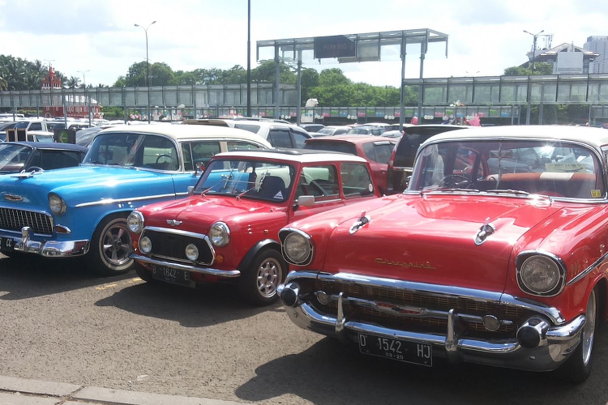 Deretan mobil klasik yang meramaikan pameran Classic for The Young Generation yang diadakan Perhimpunan Penggemar Mobil Kuno Indonesia (PPMKI) di Maxxbox Lippo Village, Tangerang, Sabtu (31/3/2018). 