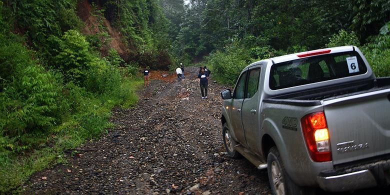 Tanjakan terjal yang akan dilalui Nissa All-New Navara. Hari mulai gelap diiringi hujan membuat suasana semakin mencekam.