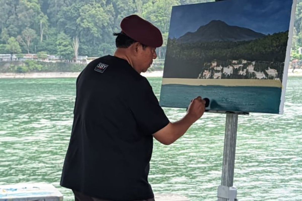 Presiden ke-6 RI Susilo Bambang Yudhoyono (SBY) berwisata dan melukis pemandangan indah Telaga Sarangan yang ada di lereng Gunung Lawu Kelurahan Sarangan, Kecamatan Plaosan, Kabupaten Magetan, Jawa Timur, Jumat (17/10/2025).