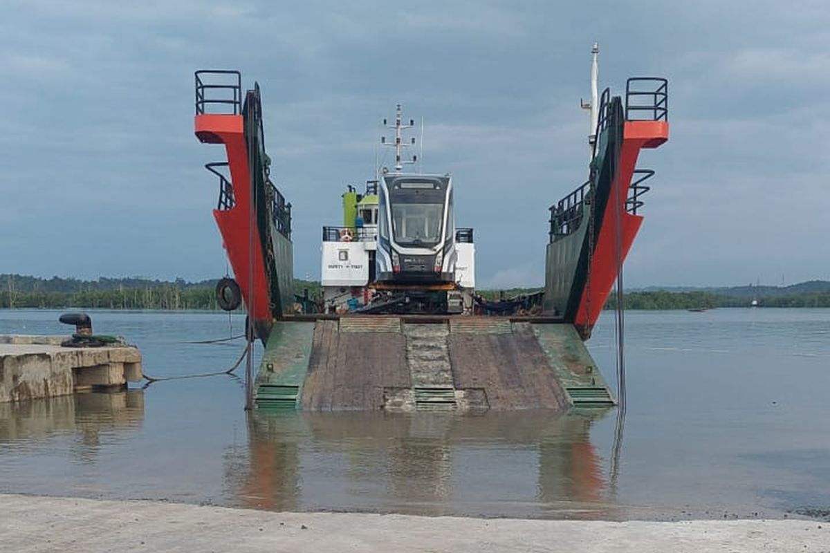 Kereta Otonom Tanpa Rel buatan CRRC Sifang dikembalikan ke China, Selasa (29/4/2025). Kereta ini sempat menjalani PoC atau uji coba selama dua bulan di IKN.