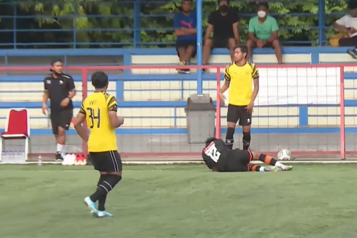 Syaiful Indra Cahya melakukan pelanggaran keras terhadap Muhammad Nadhif di laga uji coba AHHA PS Pati FC vs Persiraja.