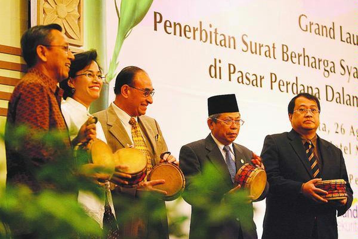 Menteri Keuangan Sri Mulyani Indrawati (kedua kiri) meluncurkan penerbitan Surat Berharga Syariah Negara atau sukuk negara di Jakarta, Selasa (26/8). Peluncuran sukuk seri IFR001 dan IFR002 disaksikan (dari kiri) Gubernur Bank Indonesia Boediono, Utusan Khusus Presiden untuk Timur Tengah Alwi Shihab, Wakil Ketua Dewan Syariah Nasional Maruf Amin, dan Dirjen Pengelolaan Surat Utang Negara Departemen Keuangan Rahmat Waluyanto.  