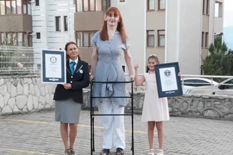 Rumeysa Gelgi (tengah), wanita asal Turki yang dinobatkan sebagai wanita tertinggi di dunia yang masih hidup versi Guinness World Records. Gelgi  memiliki tinggi badan 215,16 sentimeter. 