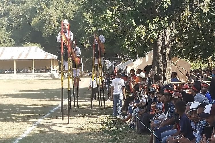 Sanggar Seni Budaya Uma Lodok SMAN 2 Kota Komba di Desa Mbengan, Kecamatan Kota Komba, Kabupaten Manggarai Timur, NTT mementaskan tarian Kelong dan Wai Doka (Enggrang) saat penutupan Turnamen Bhayangkara Cup 1 Waelengga, Minggu, (24/7/2022). (KOMPAS.com/MARKUS MAKUR)