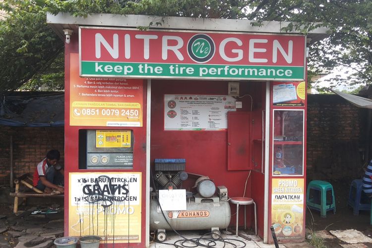 Salah satu outlet pengisian ban dengan nitrogen yang ada di salah satu SPBU Pertamina di Jalan Margonda, Depok, Kamis (8/2/2018). Tampak peralatan pengisian terdiri dari mesin generator dan tabung kompresor.