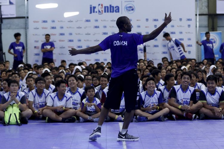 Anak-anak mengikuti tahap selection camp Jr NBA 2017 persembahan Frisian Flag Indonesia di Cilandak Sports Center, Jakarta Selatan, Sabtu (26/8/2017). Sebanyak 32 anak yang terpilih akan dilatih mantan pemain NBA, Sam Perkins pada national training Camp Jr. NBA September mendatang.  KOMPAS IMAGES/KRISTIANTO PURNOMO
