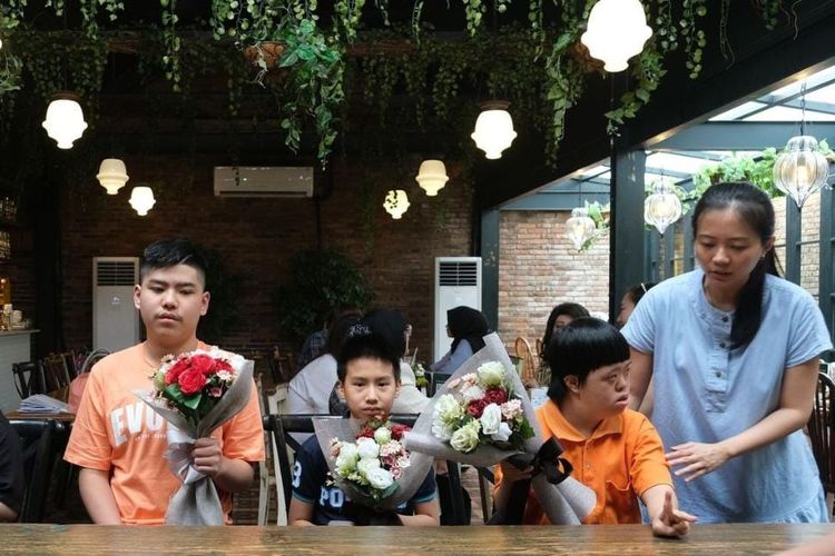 Memeperingati HUT keempat, Onni House Surabaya dan Destiny Project memberikan kesempatan anak-anak berkebutuhan khusus mengeksplorasi industri food-beverage serta florist.