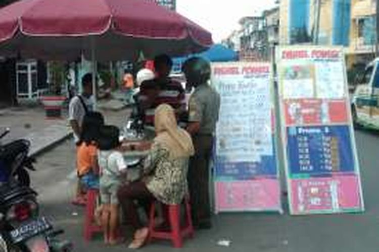 Penjual pulsa dan paket internet di Jalan Merdeka, Pematangsiantar, Sumatera Utara, Senin (6/6/2016).