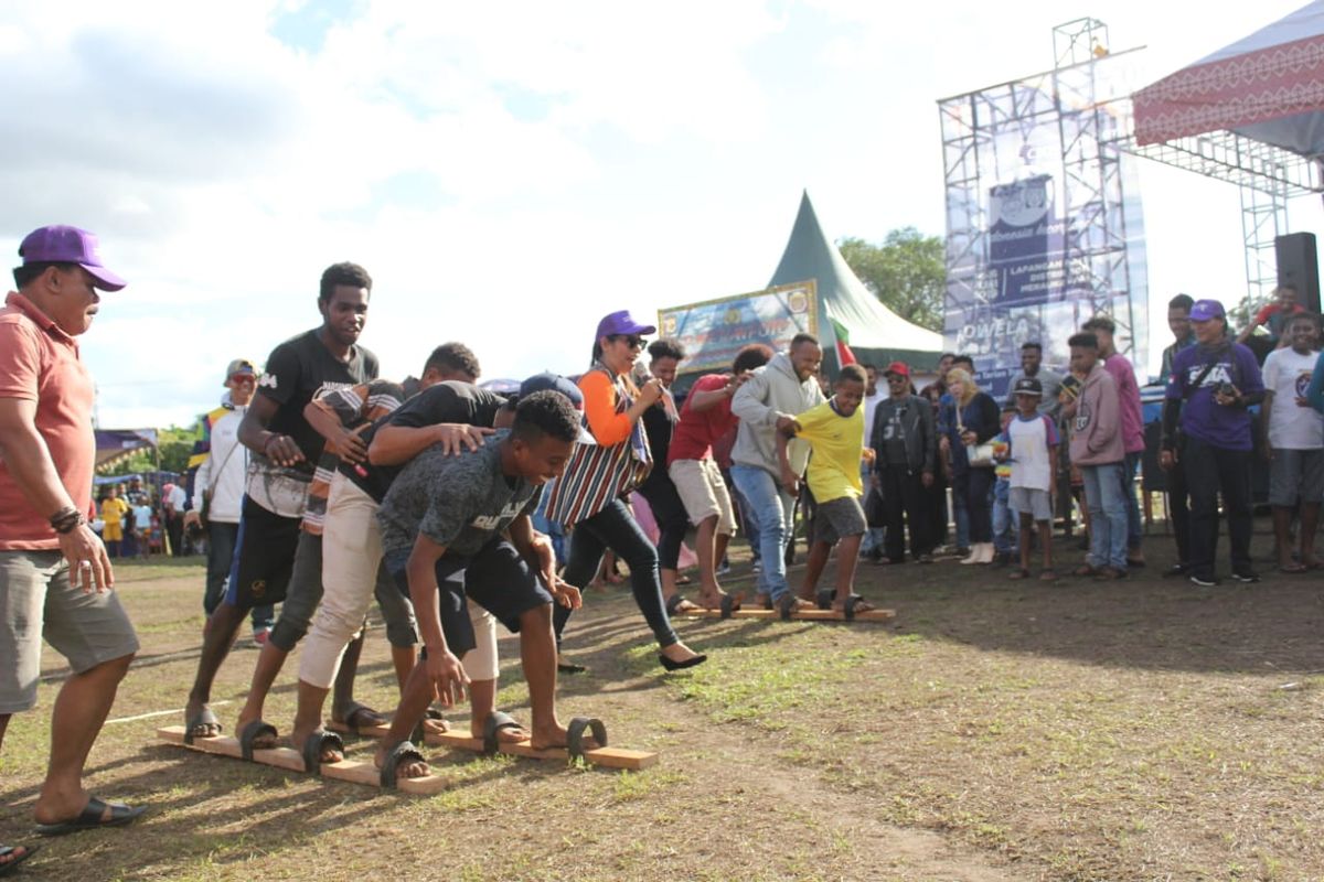 Tiga permainan tradisional Indonesia, yaitu tarik tambang, lomba bakiak dan lomba lari dengan batok kelapa menghiasi acara Festival Crossborder Sota 2019, Papua, Sabtu (15/6/2019).
