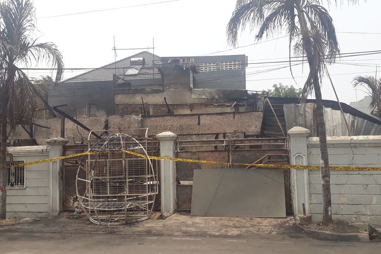 Kondisi kantor penyelenggara pernikahan di Jalan Pulomas IIC, Pulogadung, Jakarta Timur, Selasa (12/11/2019), yang terbakar dan tewaskan seorang pegawai pada Senin (11/11/2019).