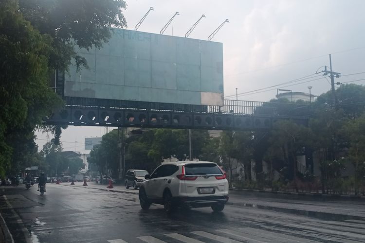 Potret jembatan penyeberangan orang (JPO) yang berada di kawasan Kayutangan Heritage, Jalan Jenderal Basuki Rahmat, Kota Malang, Jawa Timur pada Selasa (10/5/2022).