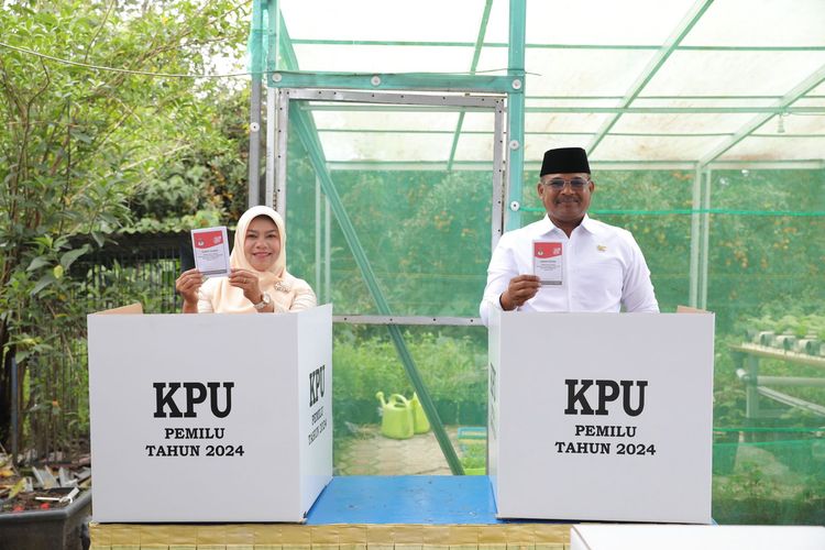 Pj Gubernur Bangka Belitung Safrizal ZA dan istri menyoblos di TPS Padanglama, Pangkalpinang, Babel, Rabu (14/2/2024).