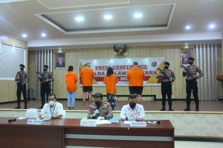 Polda Sulut mengungkap kasus skimming ATM milik nasabah pada Bank SulutGo. Pengungkapan tersebut diulas oleh Kapolda Sulut Irjen Pol Mulyatno melalui keterangan pers di ruang Catur Prasetya Mapolda, Senin (25/7/2022). Tampak empat pelaku sindikat skimming dihadirkan saat itu. Para pelaku memakai baju tahanan warna oranye.