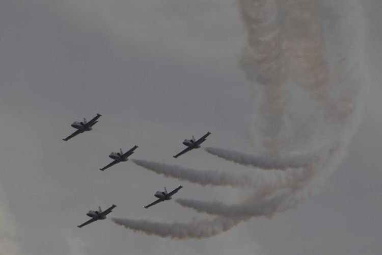 Pesawat L-39C Albatros dari Breitling Jet Team beraksi dalam pergelaran Breitling Asia Tour di atas
Bandara Halim Perdanakusuma, Jakarta, Sabtu (2/3/2013). Tim aerobatik sipil ini berhasil menghibur
penonton undangan terbatas.