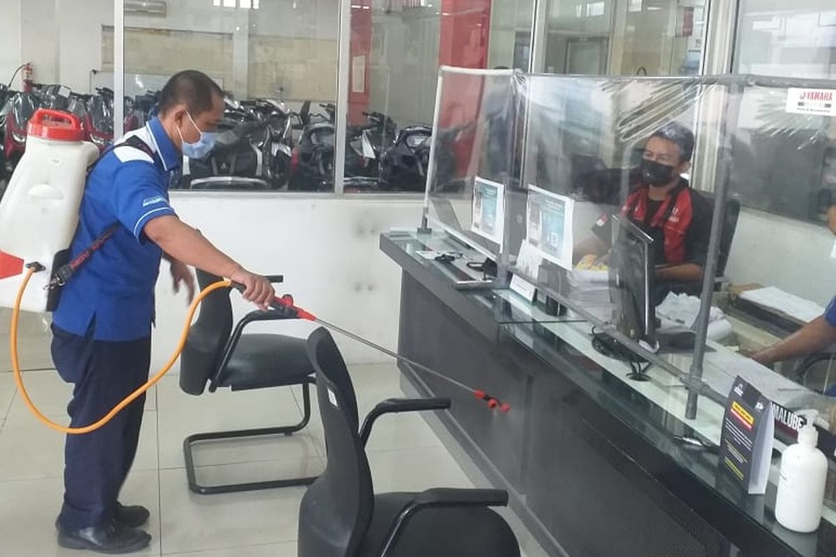 Aktivitas penyemprotan disinfektan di diler dan bengkel resmi Yamaha Jatim