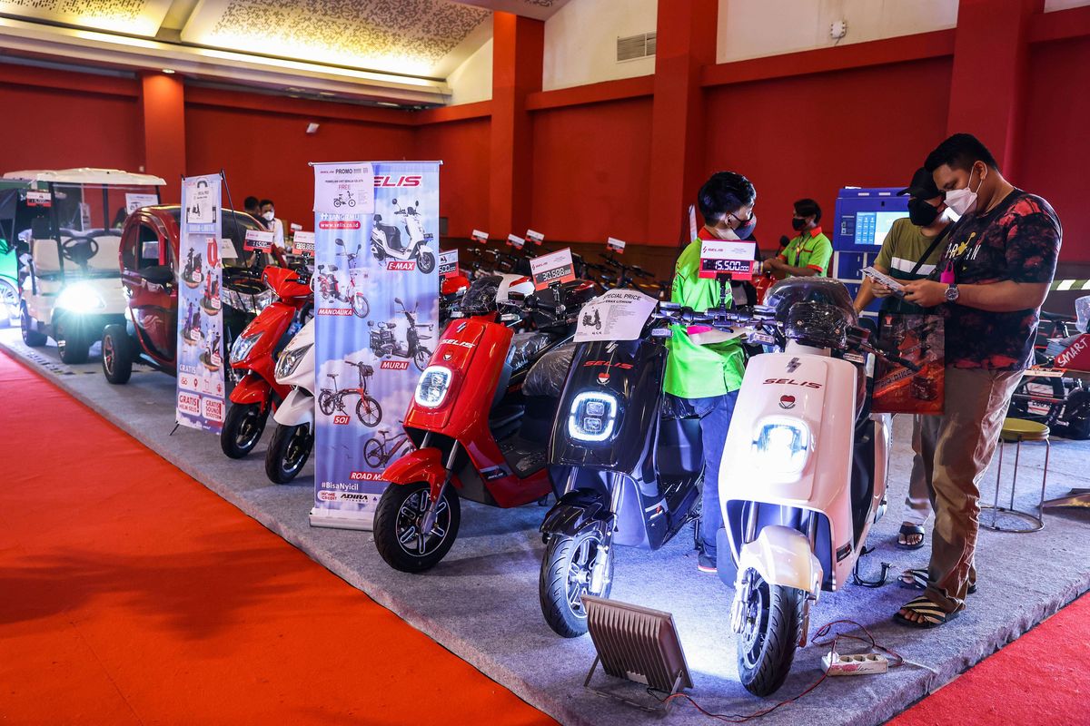 Pengunjung melihat motor yang dipamerkan pada pameran IIMS Hybrid 2021 di JiExpo Kemayoran, Jakarta Utara, Selasa (20/4/2021). Pameran otomotif Indonesia International Motor Show (IIMS) Hybrid 2021 yang berlangsung pada 15-25 April itu digelar secara daring (online) dan kunjungan langsung dengan pembatasan kapasitas dan penerapan protokol kesehatan Covid-19.