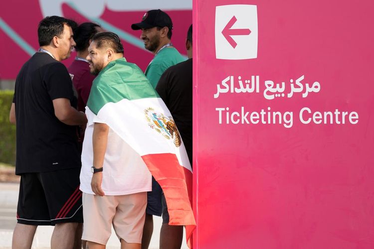 Penggemar Meksiko yang mendatangi area Ticketing Centre di ajang Piala Dunia 2022 Qatar.