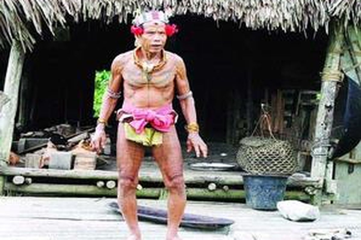 Teuk Kerei, salah seorang sikerei di Tinambu, Kabupaten Kepulauan Mentawai, berpose seusai memimpin punen di salah satu uma. Teuk Kerei adalah salah satu sikerei yang masih bertato. Tato sudah semakin banyak ditinggalkan oleh masyarakat Mentawai.