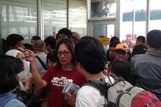 Penumpang Lion Air Antre di Depan Ruang Rapat Pejabat Angkasa Pura