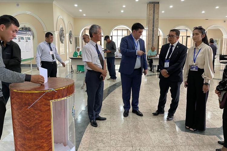 Ketua Badan Kerja Sama Antar Parlemen (BKSAP) Dewan Perawkilan Rakyat (DPR) Republik Indonesia (RI) Fadli Zon berkunjung ke Uzbekistan pada Minggu (9/7/2023). Di sana ia menjadi observer internasional pemilihan presiden (pilpres).