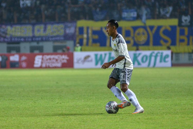 Aksi gelandang Persib Beckham Putra Nugraha dalam pertandingan Bhayangkara FC vs Persib Bandung, Minggu (24/7/2022). Ia tidak bisa berbuat sebab harus ditarik keluar di pertengahan babak pertama karena cedera.