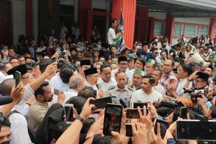 Saat keluar Lapas Sukamiskin, Selasa (11/4/2023), Anas Urbaningrum memulai pidatonya dengan mengucap rasa syukur kepada Allah SWT dan terima kasih kepada keluarga, para sahabat serta Kalapas Sukamiskin yang dianggapnya sebagai kepala sekolah. 