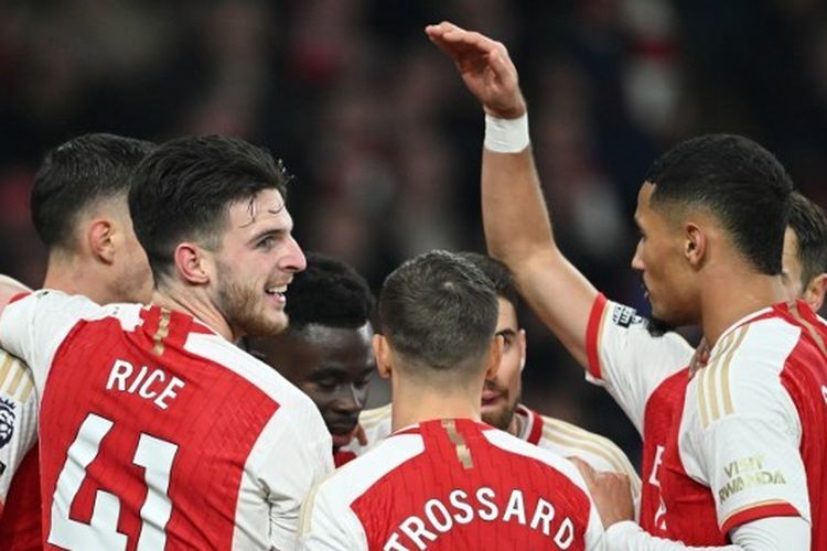 Pemain Arsenal, Bukayo Saka, berselebrasi bersama rekan setimnya seusai mencetak gol dalam lanjutan Liga Inggris 2023-2024 antara Arsenal vs Newcastle di Stadion Emirates pada 24 Februari 2024. 