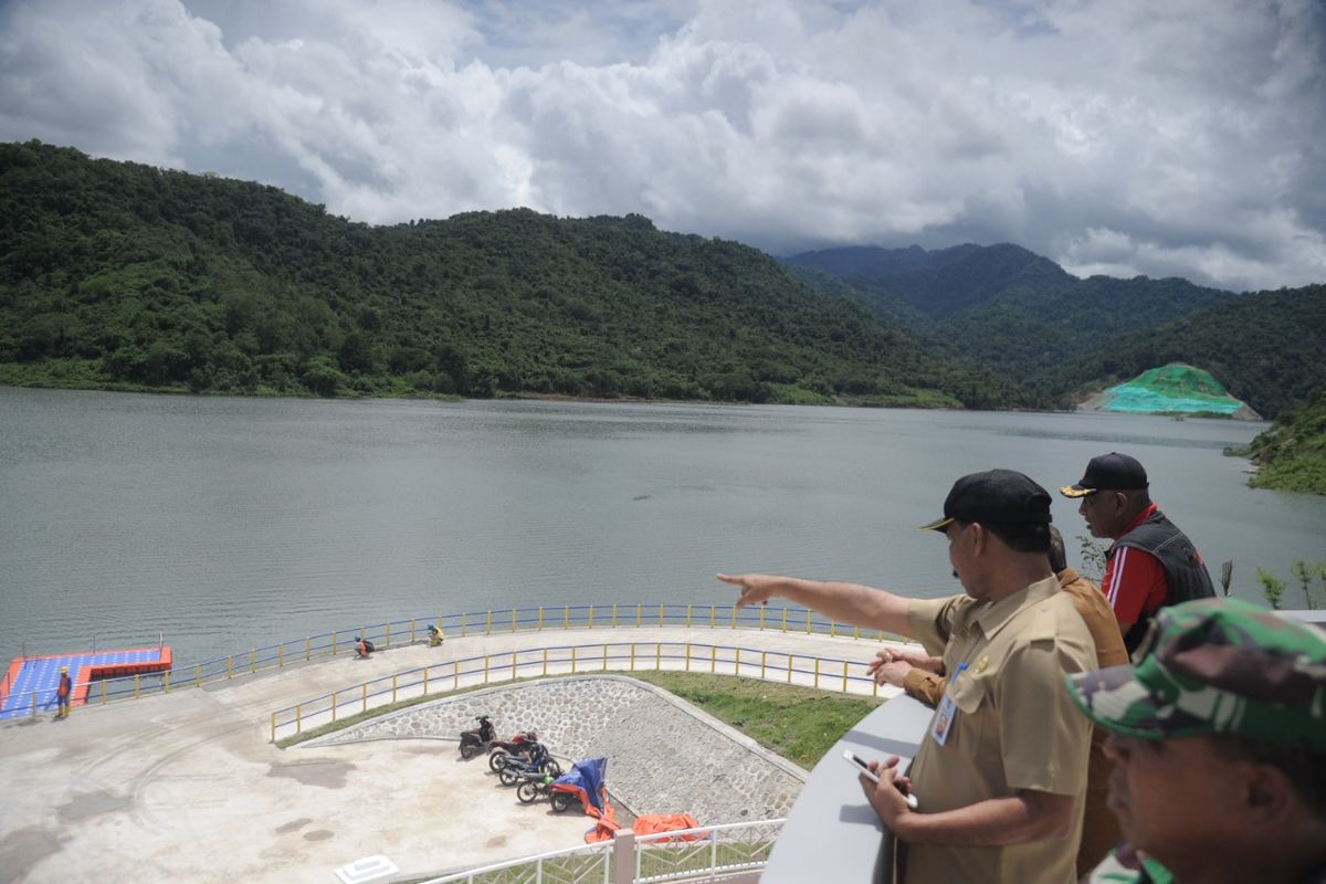 Bupati dan Asisten tinjau persiapan peresmian bendungan beringin sila di Utan