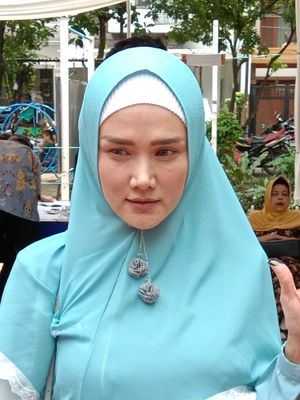 Mulan Jameela menggunakan hak pilihnya di TPS 49, Pondok Indah, Jakarta Selatan, Rabu (17/4/2019).