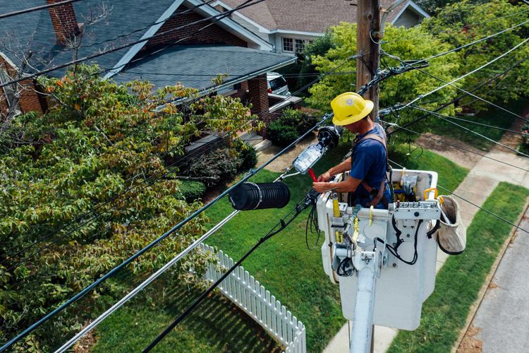 PLN UP3 Yogyakarta umumkan jadwal pemadaman listrik 27-31 Oktober 2025 untuk pemeliharaan jaringan. Warga diminta siapkan langkah antisipasi.