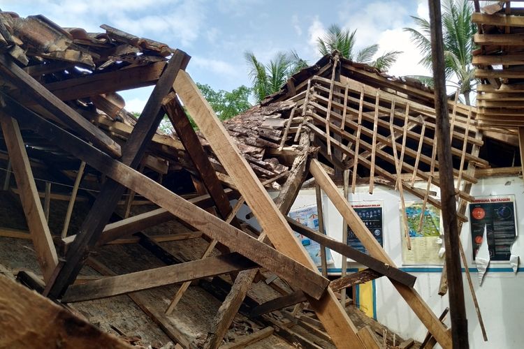 Bangunan atap ambruk menimpa ruangan kelas di SDN Talagamurni, Desa Cimahpar, Kecamatan Kalibunder, Sukabumi, Jawa Barat, Jumat (27/12/2019).