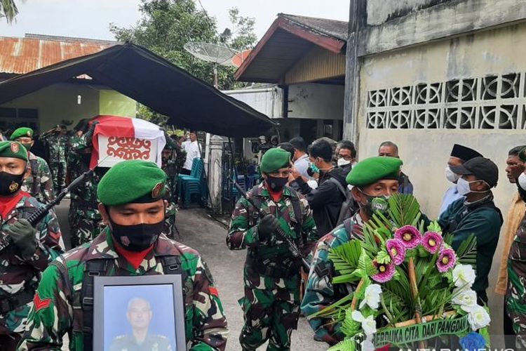 Proses upacara militer pada pemakaman anggota TNI Kapten Inf Abdul Majid yang tewas tertembak, di Banda Aceh, Jumat (29/10/2021).