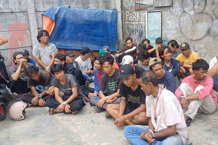 Gerebek Kampung Boncos, Polisi Temukan Sabu dan Timbangan Digital