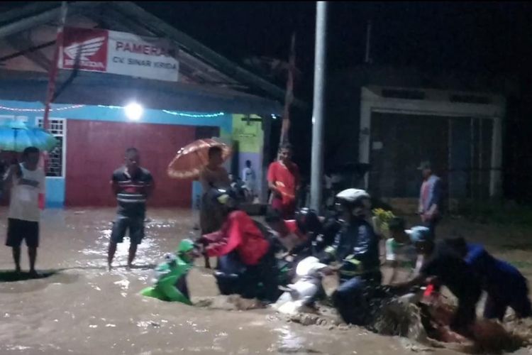 Sejumlah warga Desa Lamu mengevakuasi kendaraannya yang terjebak banjir bandang. Sebanyak 2 Kecamatan di Kabupaten Boalemo diterjang banjir sejak kemarin.