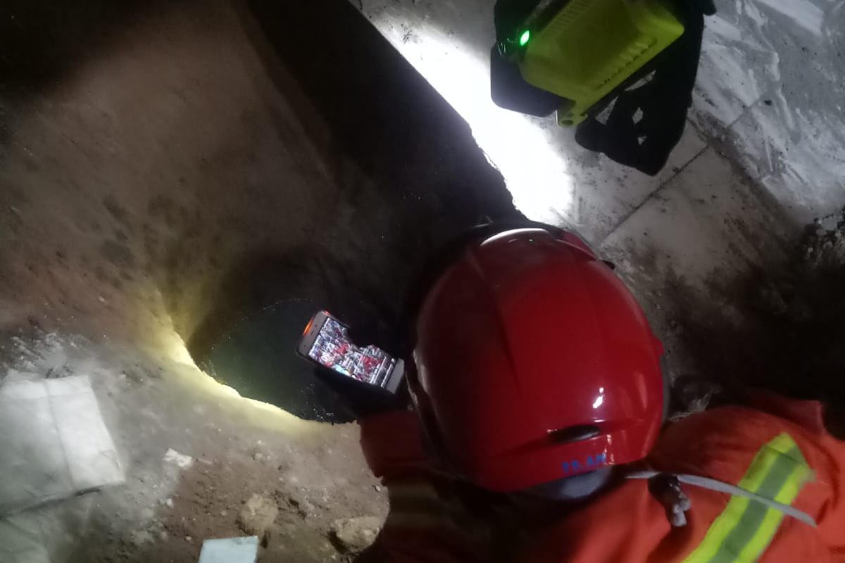 Kepala Seksi Operasi Suku Dinas Penanggulangan Kebakaran dan Penyelamatan Jakarta Timur, Gatot Sulaeman mengatakan, pekerja bangunan berinisial S (23) tertimpa reruntuhan bangunan usai terperosok ke septic tank di Kampung Rawa Badung, RT 007 RW 013 Kelurahan Jatinegara, Kecamatan Cakung, Jakarta Timur, Minggu (12/12/2021).