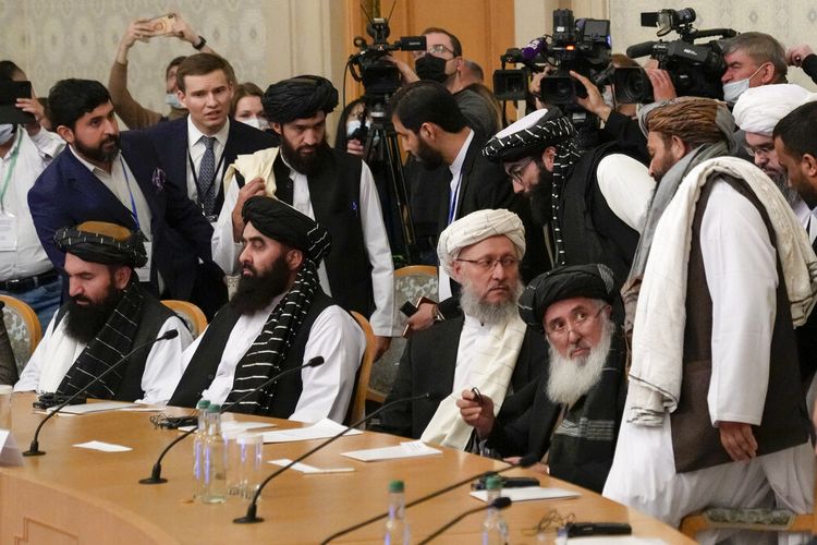 Pejabat Taliban Abdul Salam Hanafi, tengah, dan anggota delegasi politik lainnya dari gerakan Taliban Afghanistan tiba untuk menghadiri pembicaraan yang melibatkan perwakilan Afghanistan di Moskwa, Rusia, Rabu, 20 Oktober 2021.