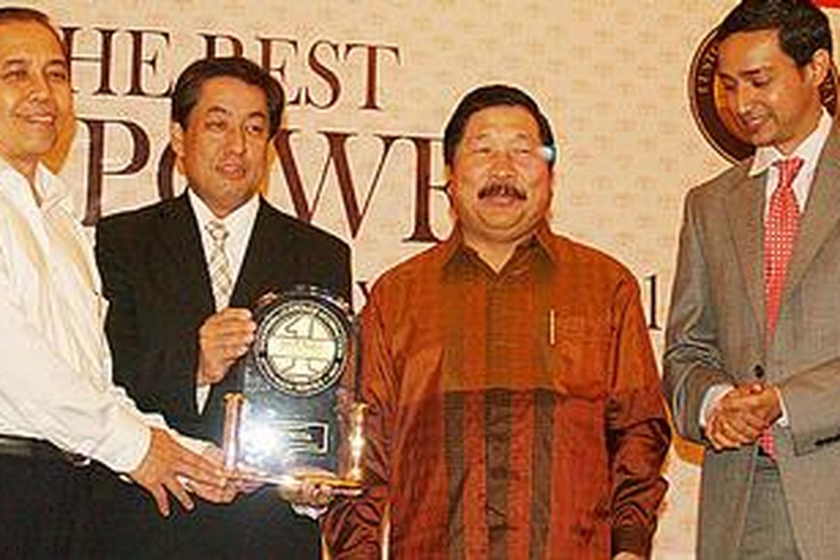 Pimpinan TAM, menerima trophy CSI After Sales Service tertinggi 2010 dari J.D Power. Dari Kiri: Joko Trisanyoto, Hideyuki Imai, Johnny Darmawan dan Rajeev Nair (J.D.Power)