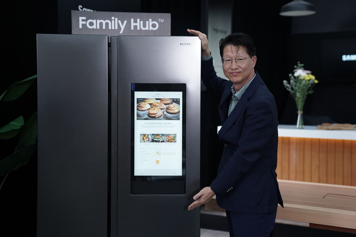 President Samsung Electronics Indonesia, Simon Lee memperkenalkan kulkas Samsung Family Hub.