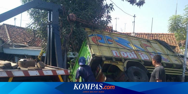 Truk Cabai Terguling Di Halaman Rumah Warga