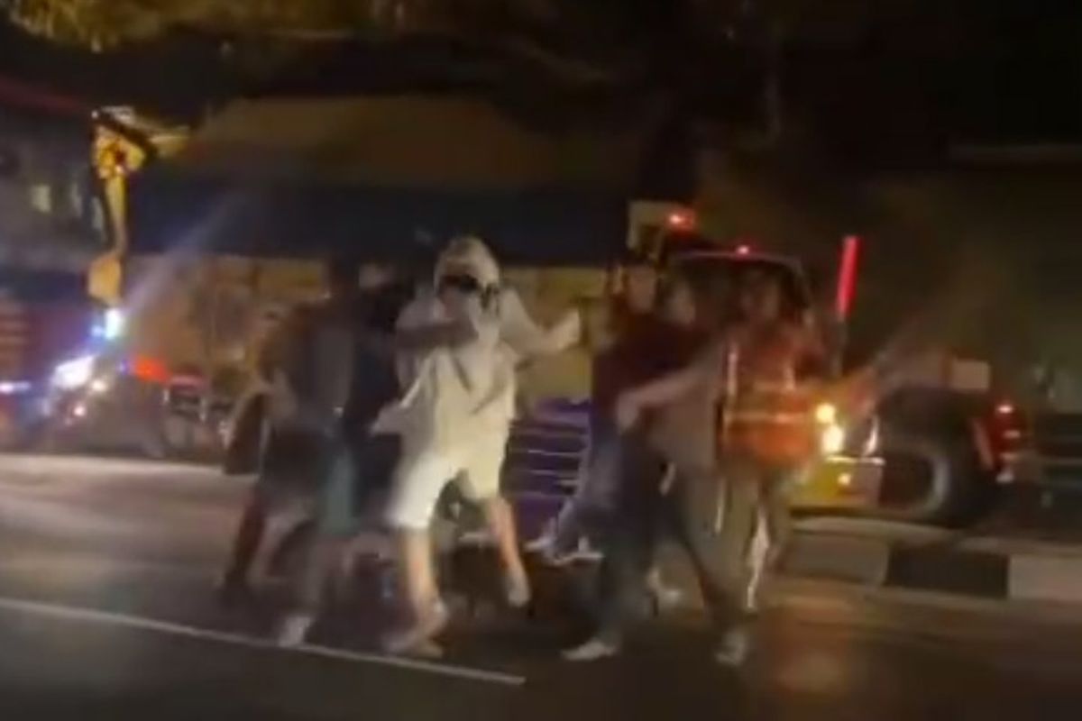 Tangkapan layar insiden pemotor yang coba menghalangi laju bus ngeblong di Lamongan, Jawa Timur, yang diunggah akun instagram @info.babat.